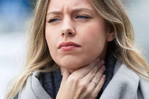 Reflux-frau-haelt-sich-hand-an-den-hals-refluctan-hilft